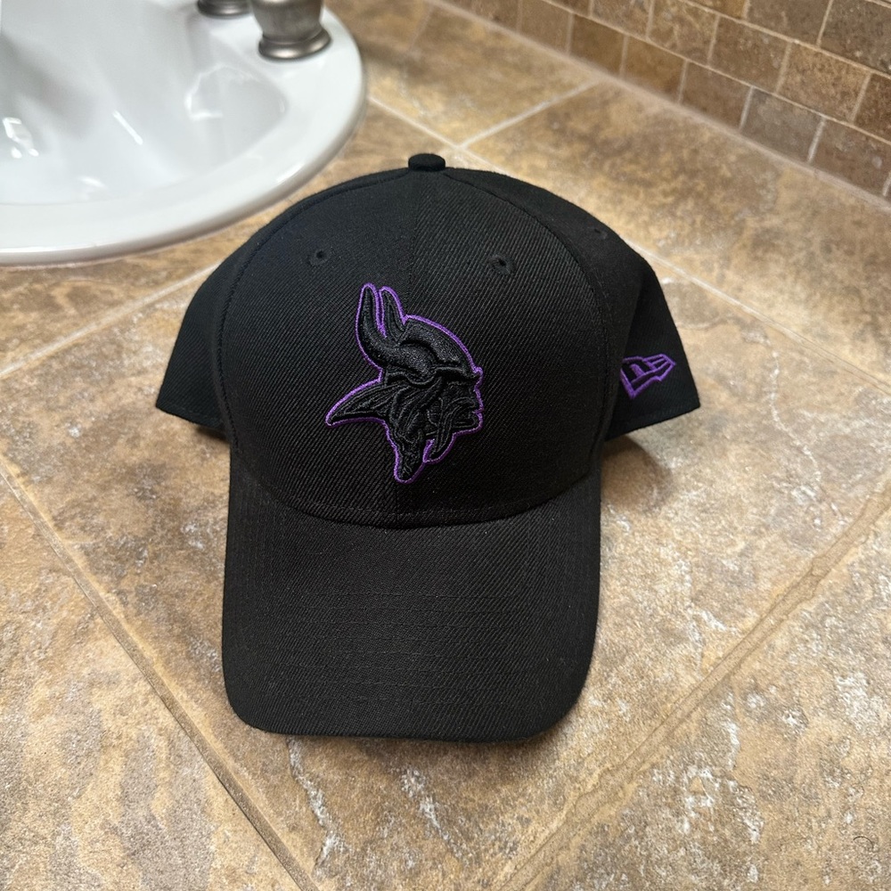 New Era Minnesota Vikings Black Cap with Purple Accent Logo